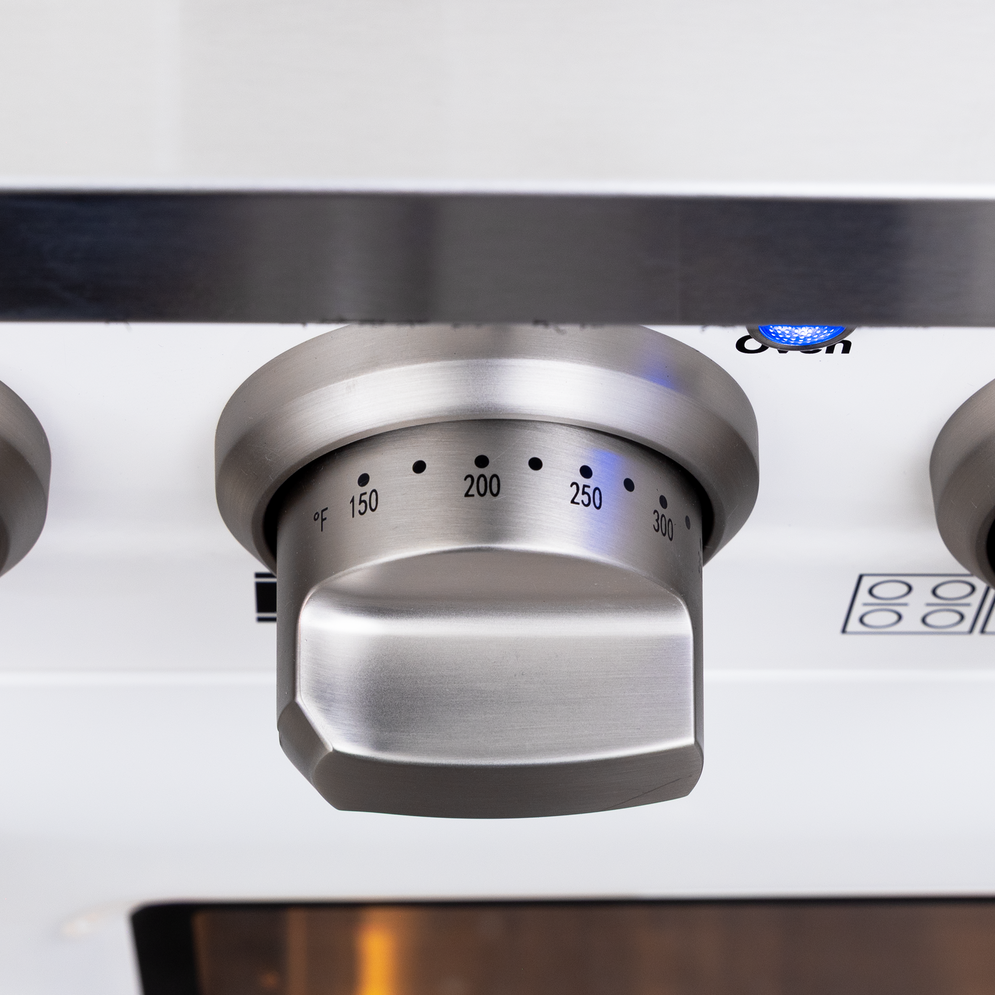 Close-up of Proline PLSR 48GG oven dial set between 200–250°F. ProlineRangeHoods.com is printed nearby.