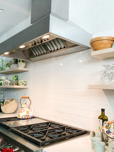 Customer kitchen with the Wall Mounted Range Hood, Ducted, Variable CFM, Stainless Steel Finish, Outdoor Rated Finish option | Proline ProVWC
