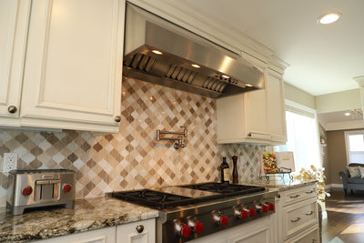 Customer kitchen with the Proline ProVW - Ducted Under-Cabinet Range Hood, Variable CFM | Stainless Steel,  Outdoor Rated Finish Option
