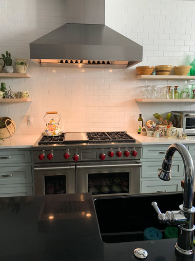 Customer kitchen with the Wall Mounted Range Hood, Ducted, Variable CFM, Stainless Steel Finish, Outdoor Rated Finish option | Proline ProVWC