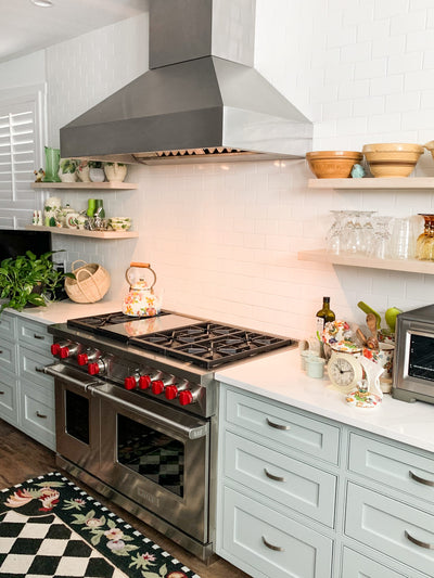 Customer kitchen with the Wall Mounted Range Hood, Ducted, Variable CFM, Stainless Steel Finish, Outdoor Rated Finish option | Proline ProVWC