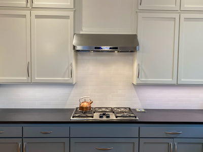 Customer kitchen with the Proline PLFW 115 - Under-Cabinet Range Hood, 900 CFM | Stainless Steel Finish
