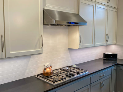 Customer kitchen with the Proline PLFW 115 - Under-Cabinet Range Hood, 900 CFM | Stainless Steel Finish