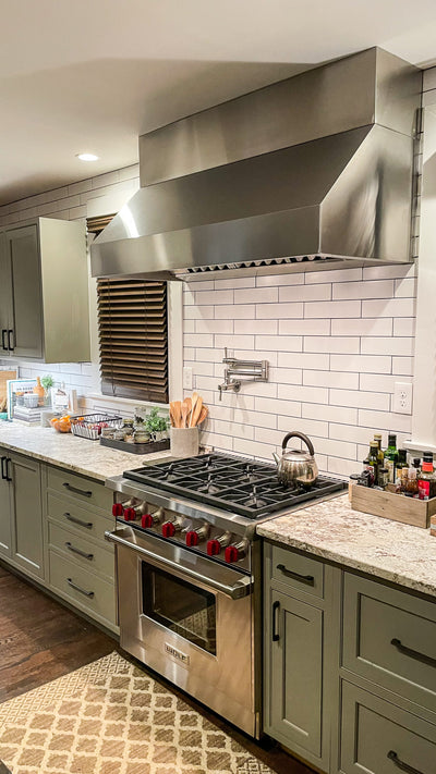 Customer kitchen with the Proline ProVW - Ducted Under-Cabinet Range Hood, Variable CFM | Stainless Steel,  Outdoor Rated Finish Option