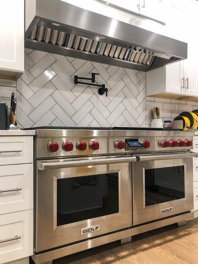 Customer kitchen with the Proline ProVW - Ducted Under-Cabinet Range Hood, Variable CFM | Stainless Steel,  Outdoor Rated Finish Option