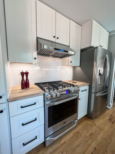 Customer kitchen with the Proline PLFW 115 - Under-Cabinet Range Hood, 900 CFM | Stainless Steel Finish