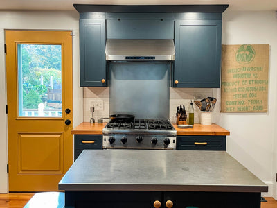 Customer kitchen with the Proline PLFW 115 - Under-Cabinet Range Hood, 900 CFM | Stainless Steel Finish
