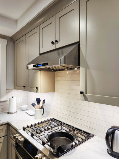 Customer kitchen with the Proline PLFW 115 - Under-Cabinet Range Hood, 900 CFM | Stainless Steel Finish