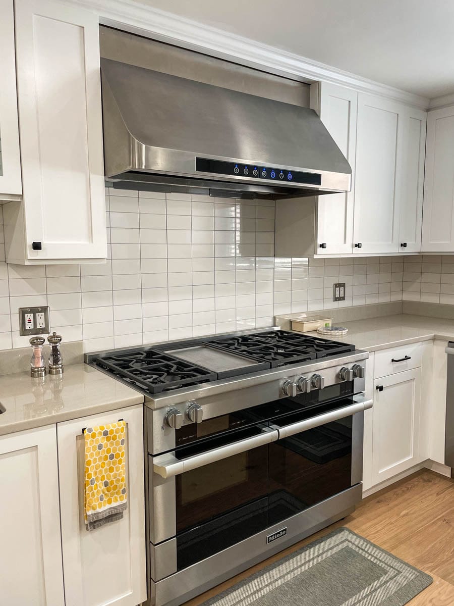 Proline PLJW 101 - Ducted Under-Cabinet Range Hood Installed in a Luxury Kitchen