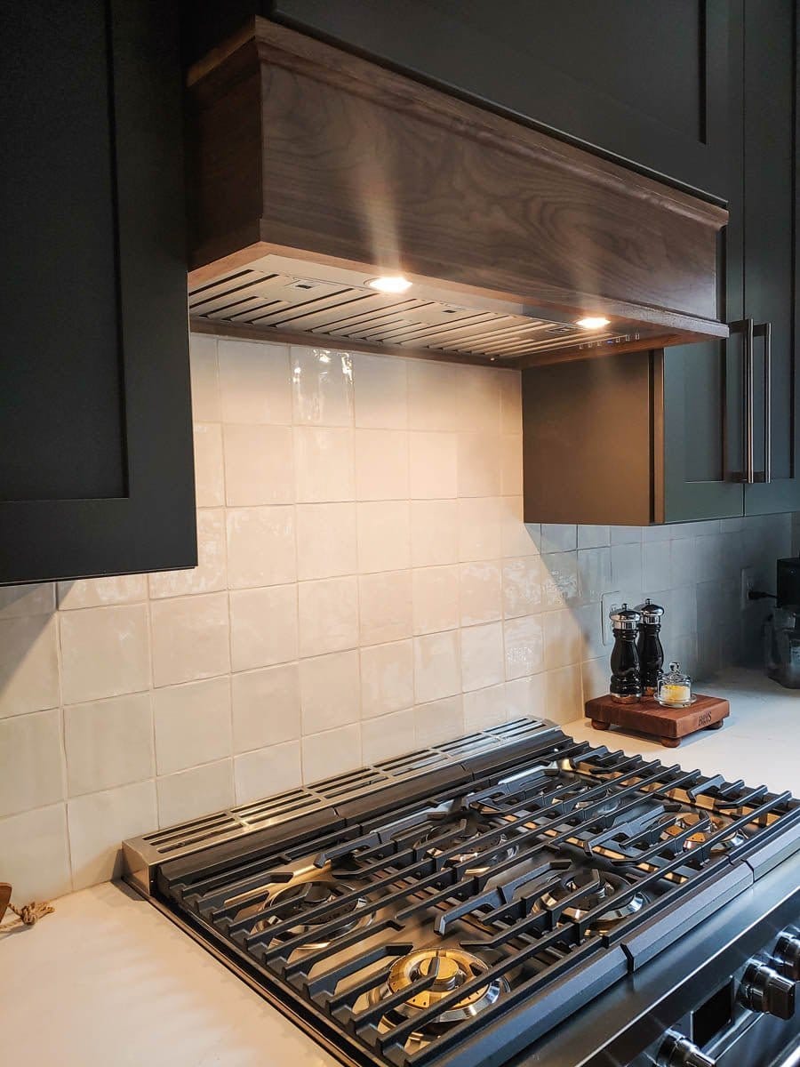 Modern kitchen design showcasing a Proline UMOD INS - Custom Insert Range Hood
